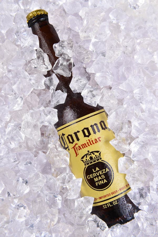 Botella De Cerveza De Corona Familiar En Hielo Fotografía editorial -  Imagen de mexicano, editorial: 113349432