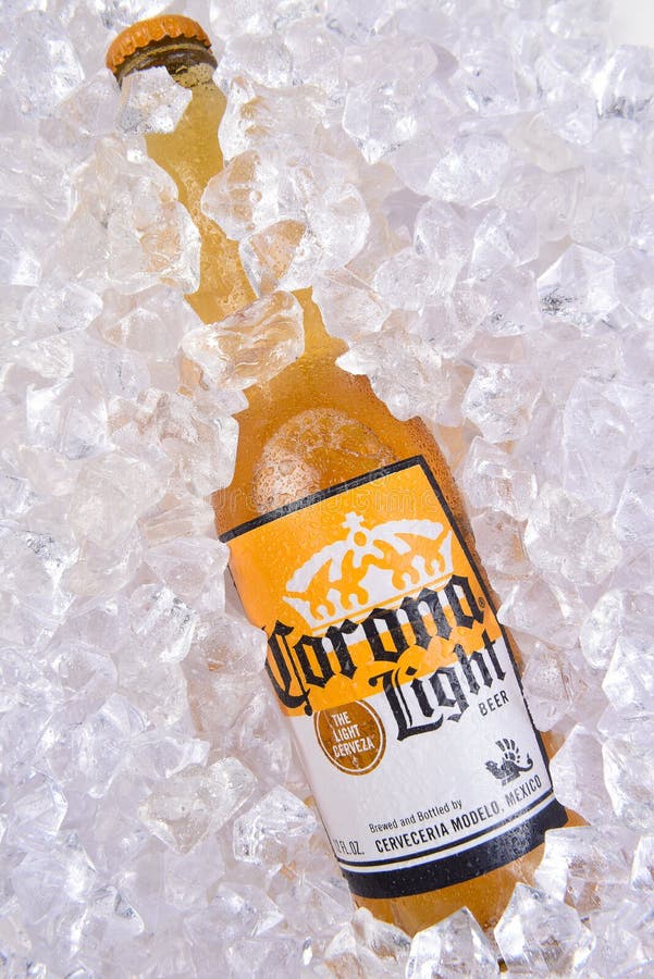 Botella De Cerveza De Corona Light En Hielo Foto editorial - Imagen de  corona, marca: 113349441