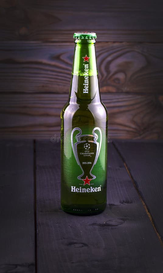 Botella De Cerveza De Heineken Sobre Fondo De Madera Fotografía editorial -  Imagen de brillante, mojado: 79206257