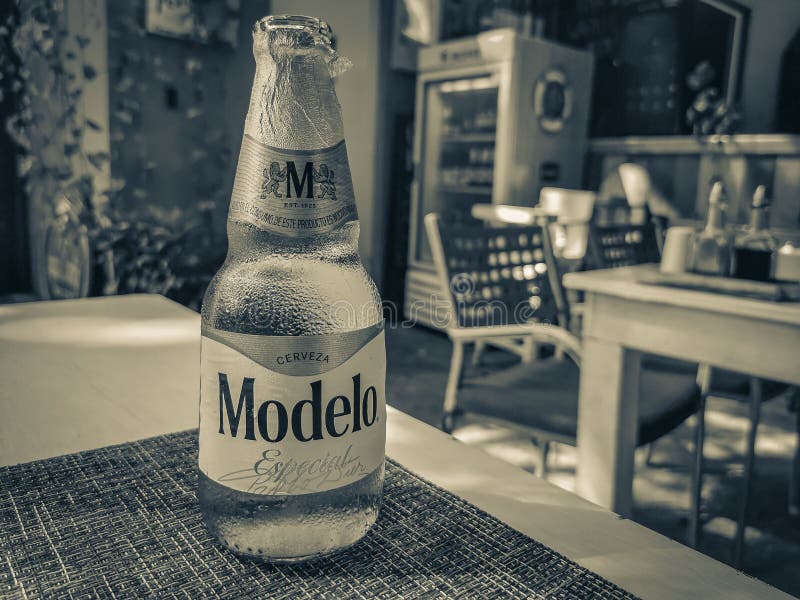 Botella De Cerveza Modelo En El Restaurante Papacharly Playa Del Carmen  México Foto de archivo editorial - Imagen de placa, alimento: 250926098