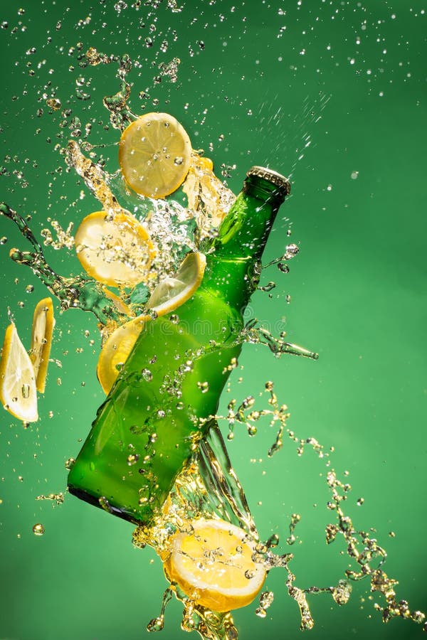 Botella de cerveza verde con salpicar el líquido fotos de archivo libres de regalías Botella de cerveza verde con salpicar el líquido fotos de archivo libres de regalías