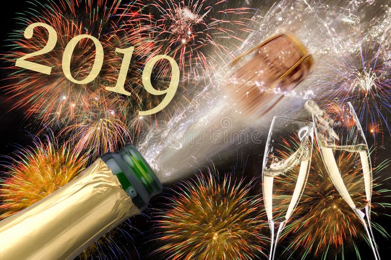 Botella de champán con el corcho del vuelo y de fuego artificial en Silvester 2019 imagen de archivo libre de regalías Botella de champán con el corcho del vuelo y de fuego artificial en Silvester 2019 imagen de archivo libre de regalías