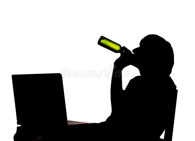 Botella de consumición del hombre de silueta de la cerveza en el trabajo imagen de archivo Botella de consumición del hombre de silueta de la cerveza en el trabajo imagen de archivo