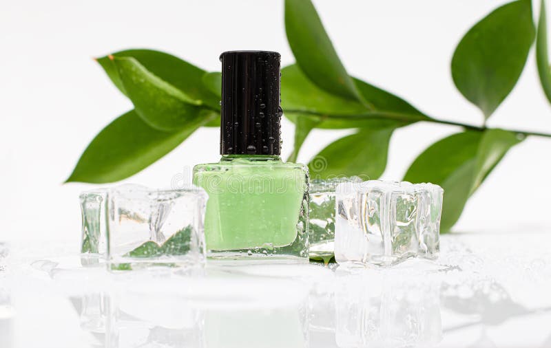 Botella De Esmalte De Uñas Verde Sobre Fondo Blanco. Botella De Esmalte De Uñas Verdes Con Hojas Verdes Y Decoración De Hielo. Dis Imagen de archivo - Imagen de cosméticos, cristal: 202353415 Botella De Esmalte De Uñas Verde Sobre Fondo Blanco. Botella De Esmalte De Uñas Verdes Con Hojas Verdes Y Decoración De Hielo. Dis Imagen De Archivo - Imagen De Cosméticos, Cristal: 202353415