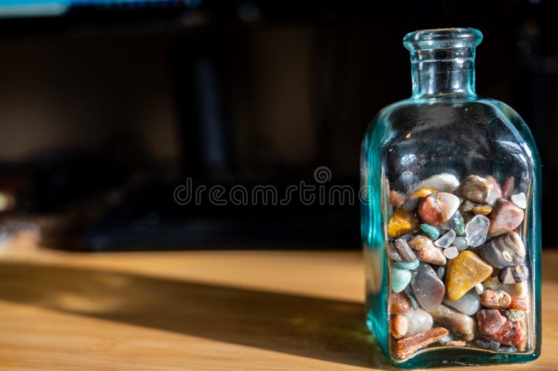 Botellas y piedras