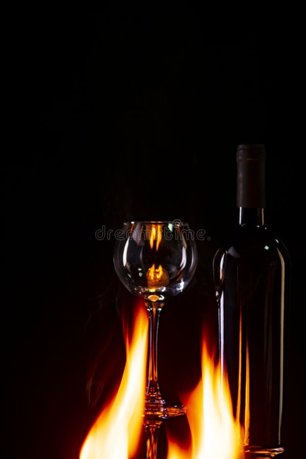 Botella de vino en el fuego imágenes de archivo libres de regalías Botella de vino en el fuego imágenes de archivo libres de regalías