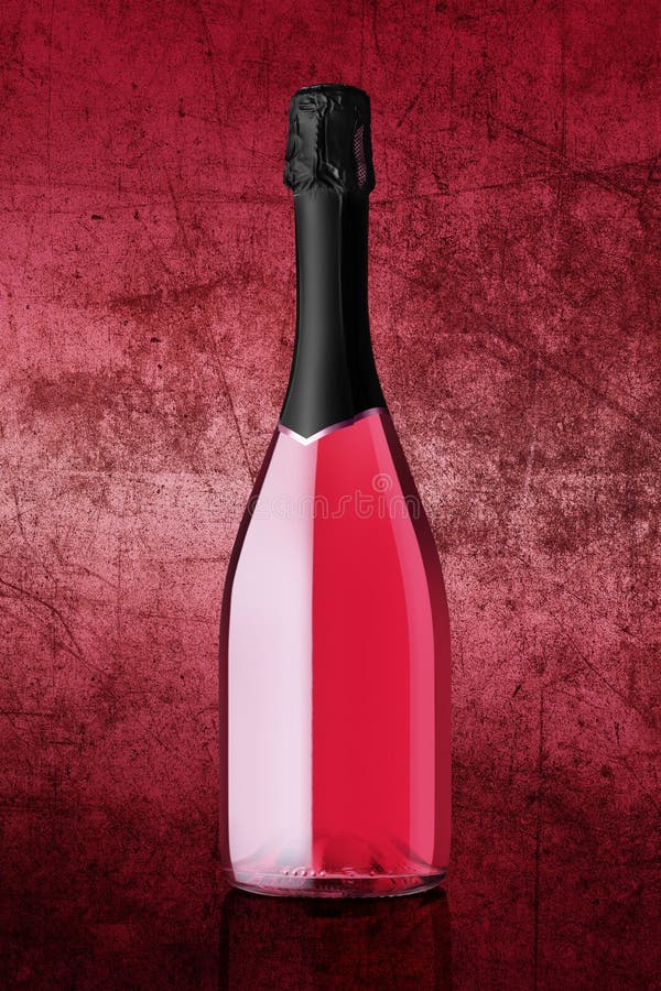 Botella de vino espumoso en fondo rosado colorido imagenes de archivo Botella de vino espumoso en fondo rosado colorido imagenes de archivo