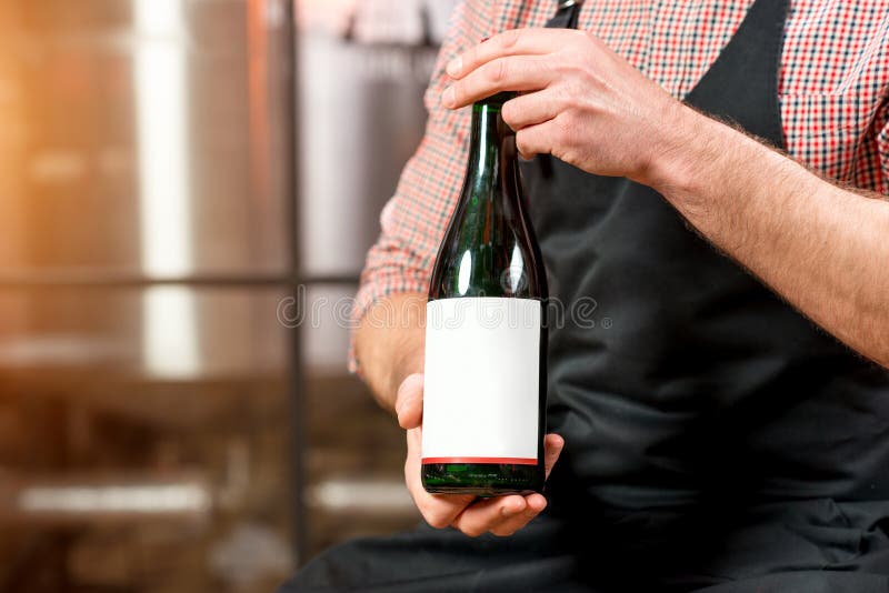 Botella de vino o de cerveza en la fabricación imágenes de archivo libres de regalías Botella de vino o de cerveza en la fabricación imágenes de archivo libres de regalías