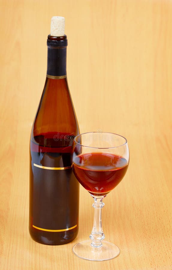 Botella de vino rojo y de vidrio en el vector de madera fotos de archivo Botella de vino rojo y de vidrio en el vector de madera fotos de archivo