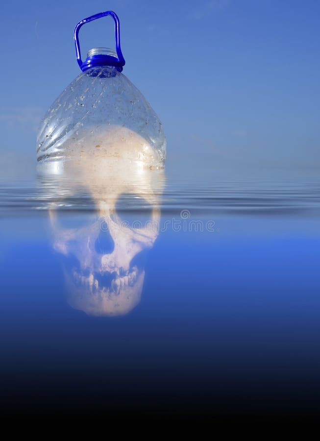 Botella del ANIMAL DOMÉSTICO humano del cráneo y agua de mar plásticas imagen de archivo libre de regalías Botella del ANIMAL DOMÉSTICO humano del cráneo y agua de mar plásticas imagen de archivo libre de regalías