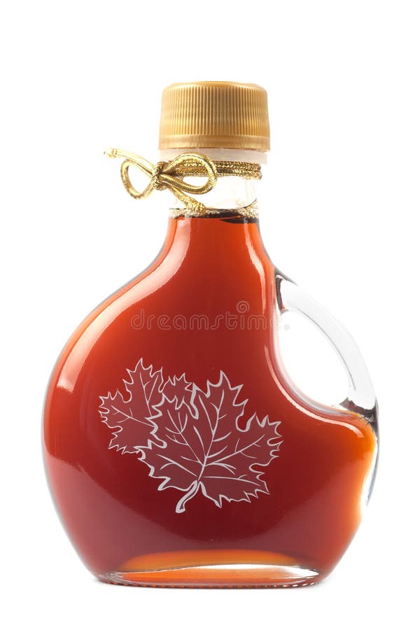 Botella del jarabe de arce aislada en un fondo blanco. La imagen está en 21 megapixels.