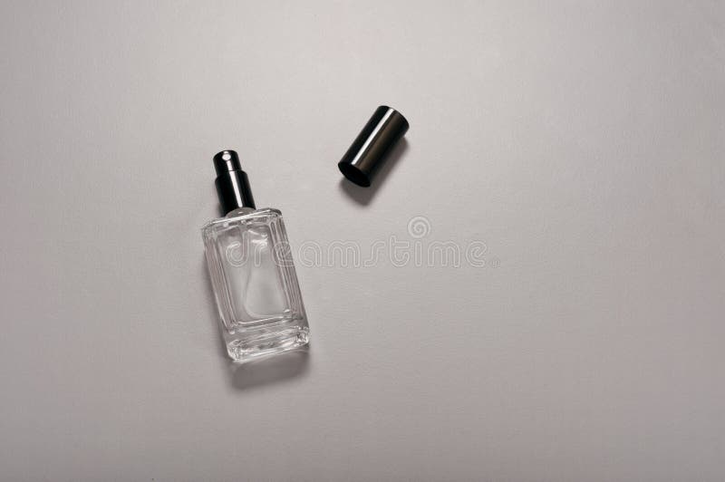 Botella del perfume de los hombres imagen de archivo libre de regalías Botella del perfume de los hombres imagen de archivo libre de regalías