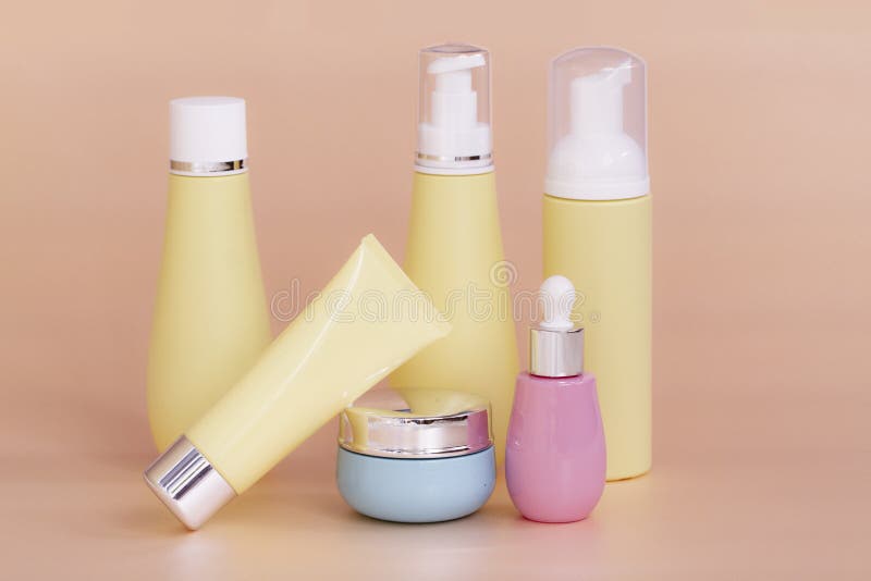 Botella en blanco que empaqueta con la crema cosmética natural, suero, skincare, loción, tónico bio producto orgánico en color de foto de archivo libre de regalías