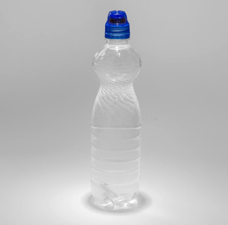 Botella pl?stica transparente con un corcho azul con un bebedor llenado de agua fotografía de archivo Botella pl?stica transparente con un corcho azul con un bebedor llenado de agua fotografía de archivo