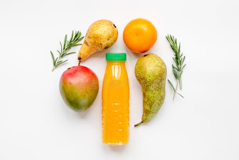 Botella plástica colorida con la fruta en la maqueta blanca de la opinión superior del fondo imagen de archivo libre de regalías Botella plástica colorida con la fruta en la maqueta blanca de la opinión superior del fondo imagen de archivo libre de regalías
