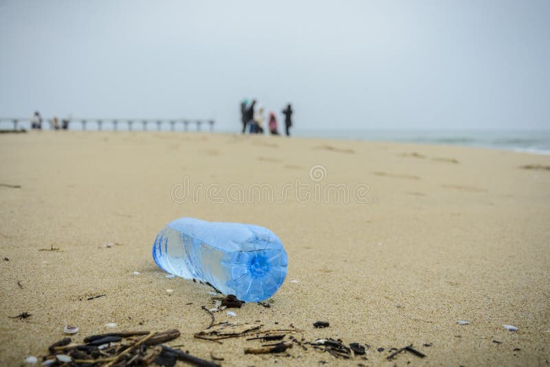 Botella plástica sucia caída en la playa fotos de archivo Botella plástica sucia caída en la playa fotos de archivo