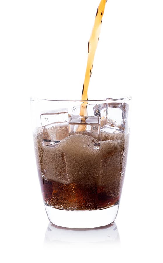 Botella vertiendo Cola en vaso de agua con cubos de hielo imagen de archivo Botella vertiendo Cola en vaso de agua con cubos de hielo imagen de archivo