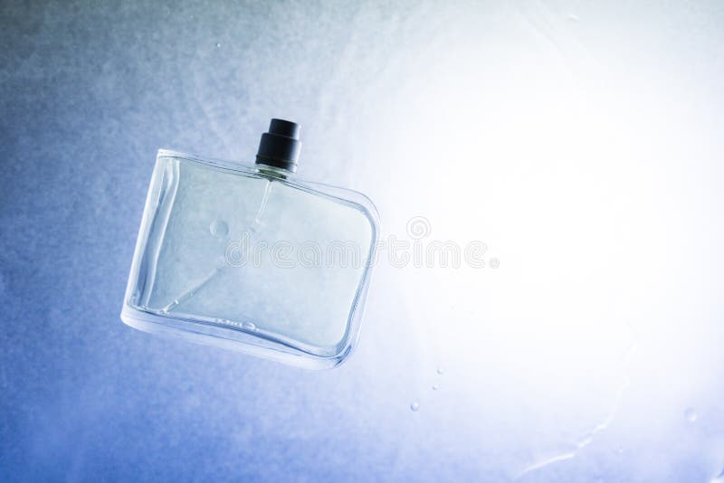 Botella y agua imágenes de archivo libres de regalías Botella y agua imágenes de archivo libres de regalías