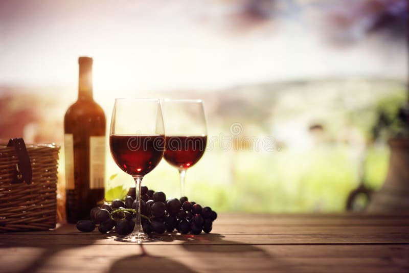 Botella y vidrio de vino rojo en la tabla en el viñedo Toscana Italia