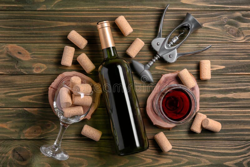Botella y vidrio de vino tinto con el sacacorchos en fondo de madera imagen de archivo libre de regalías Botella y vidrio de vino tinto con el sacacorchos en fondo de madera imagen de archivo libre de regalías