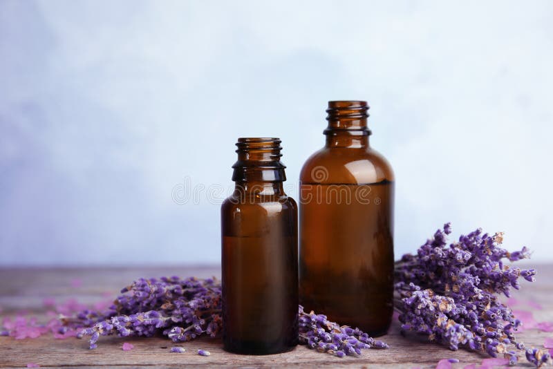 Botellas con aceite de lavanda aromático imágenes de archivo libres de regalías Botellas con aceite de lavanda aromático imágenes de archivo libres de regalías