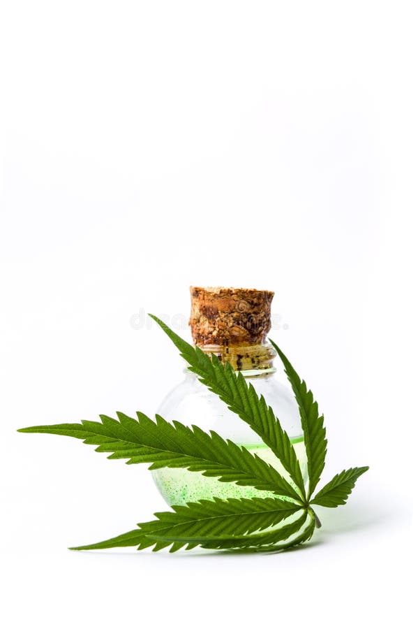 Botellas de aceite de la hoja y del cáñamo de la marijuana aisladas imágenes de archivo libres de regalías Botellas de aceite de la hoja y del cáñamo de la marijuana aisladas imágenes de archivo libres de regalías