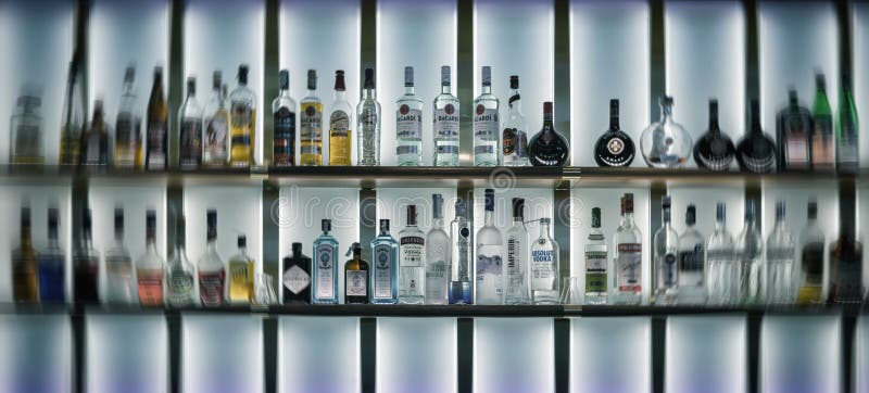 Botellas de alcohol en una barra