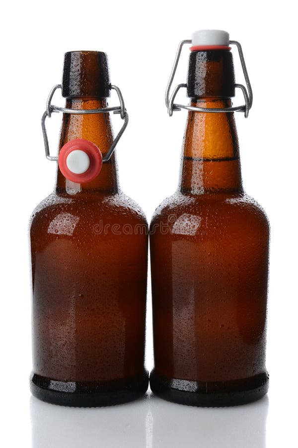 Botellas de cerveza superiores del oscilación una abiertas fotografía de archivo Botellas de cerveza superiores del oscilación una abiertas fotografía de archivo