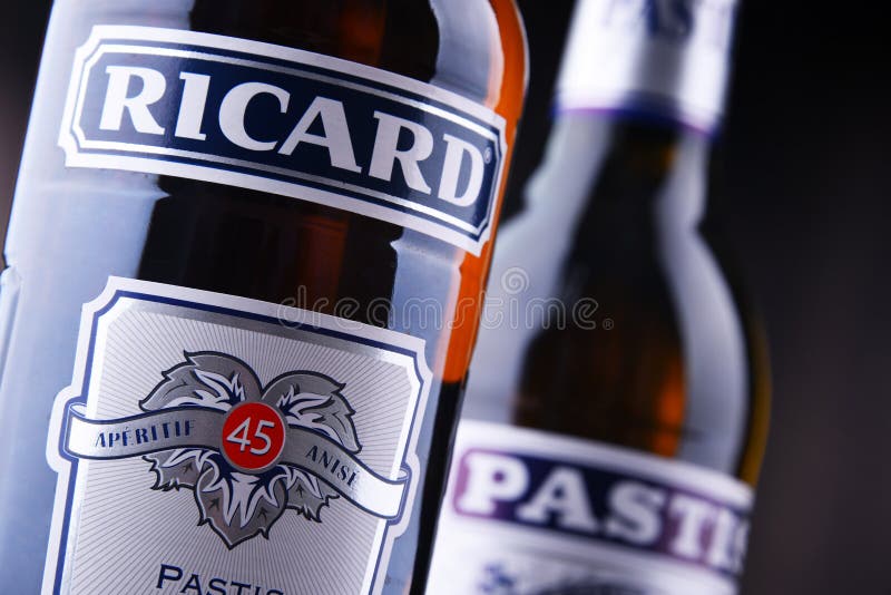 Botellas de dos licores famosos de los pastis: Ricard y Pastis imagen de archivo libre de regalías Botellas de dos licores famosos de los pastis: Ricard y Pastis imagen de archivo libre de regalías