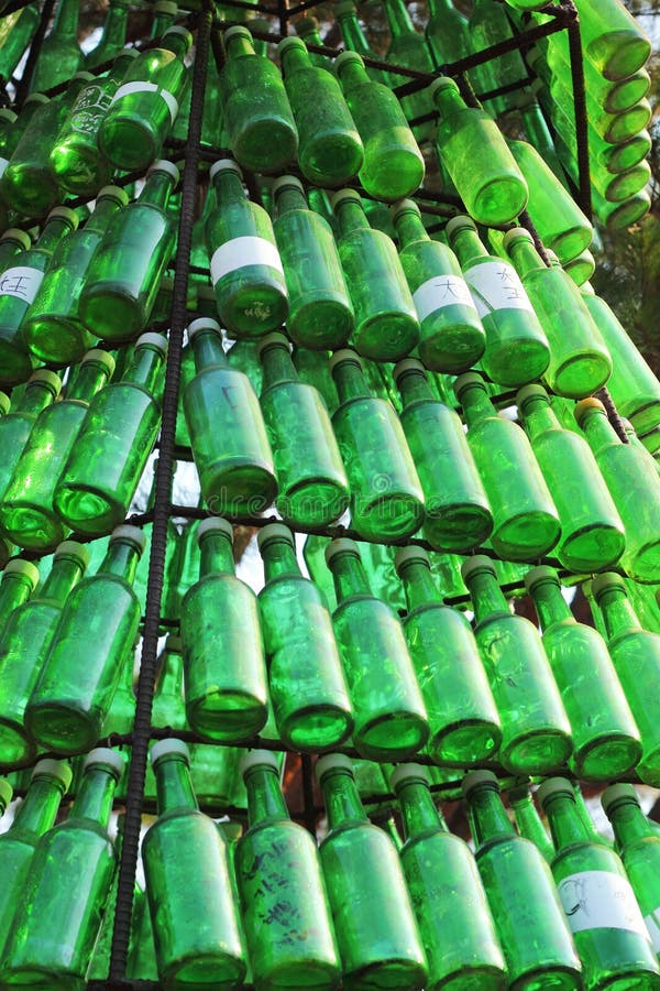 Botellas de Soju - alcohol verde de cerca. foto de archivo libre de regalías Botellas de Soju - alcohol verde de cerca. foto de archivo libre de regalías