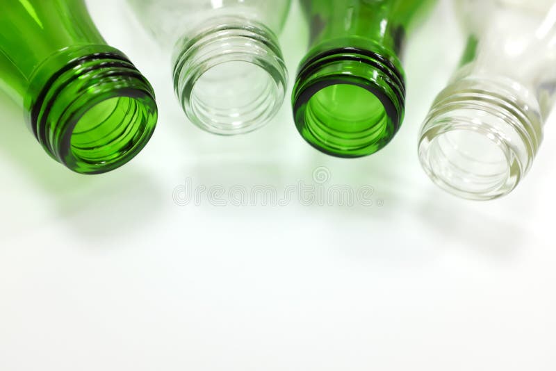 Botellas De Vidrio Reutilizables En Fondo Blanco Para El Concepto De  Reciclado Imagen de archivo - Imagen de botellas, cristal: 168299729