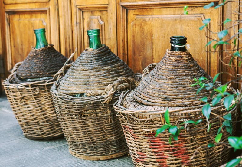 Botellas de vino de mimbre vacías del vintage
