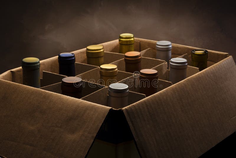 Botellas de vino en caja imagen de archivo