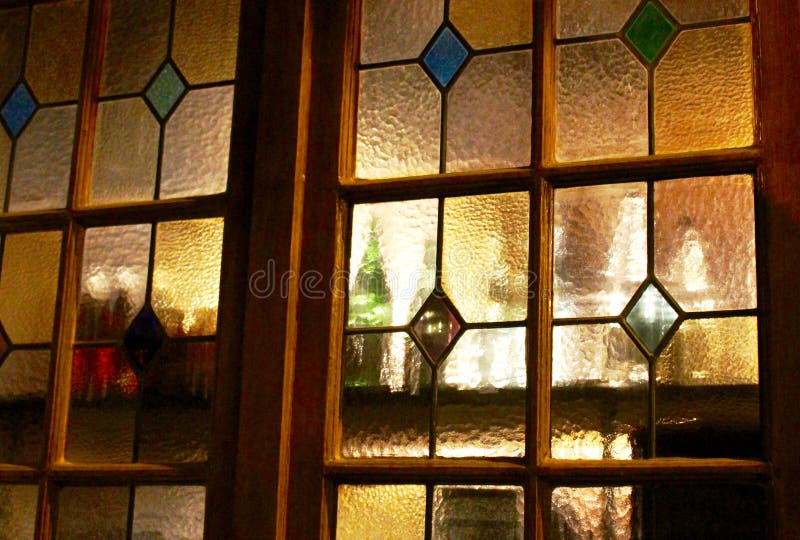Botellas detrás del vitral de oro imagen de archivo libre de regalías Botellas detrás del vitral de oro imagen de archivo libre de regalías