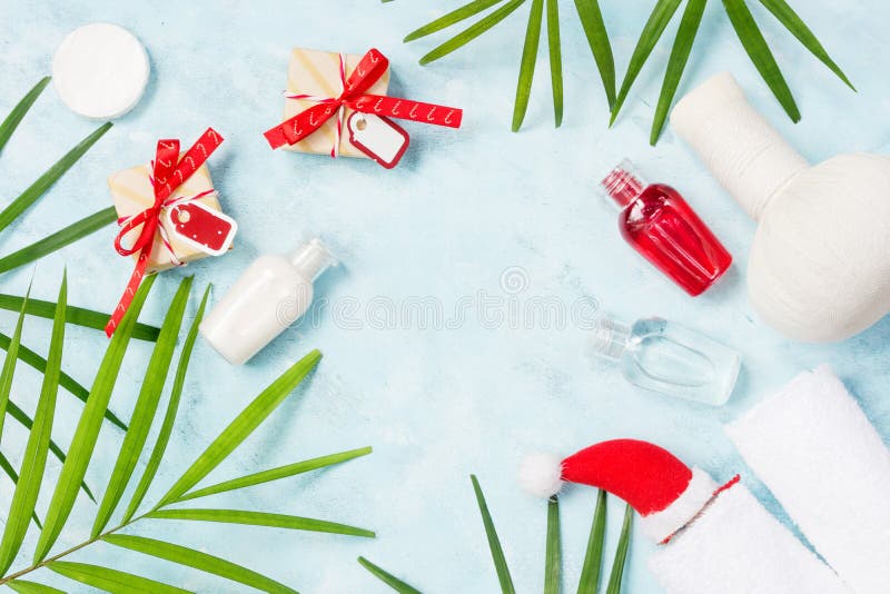 Botellas planas del champú de la opinión superior de la endecha con los regalos de la Navidad, la barra del jabón y las hojas de fotos de archivo libres de regalías Botellas planas del champú de la opinión superior de la endecha con los regalos de la Navidad, la barra del jabón y las hojas de fotos de archivo libres de regalías