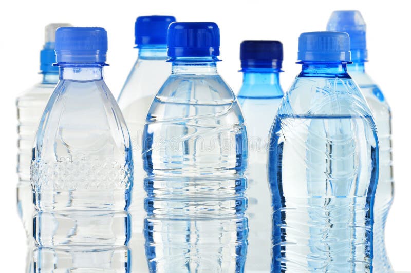 Botellas plásticas de agua mineral aisladas en blanco fotos de archivo Botellas plásticas de agua mineral aisladas en blanco fotos de archivo