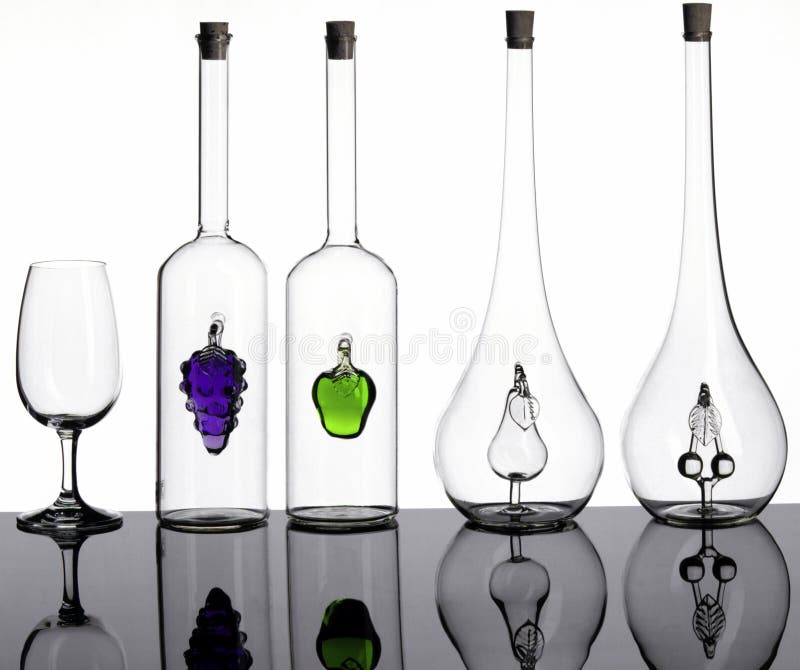 Botellas y vidrio fotografía de archivo libre de regalías Botellas y vidrio fotografía de archivo libre de regalías