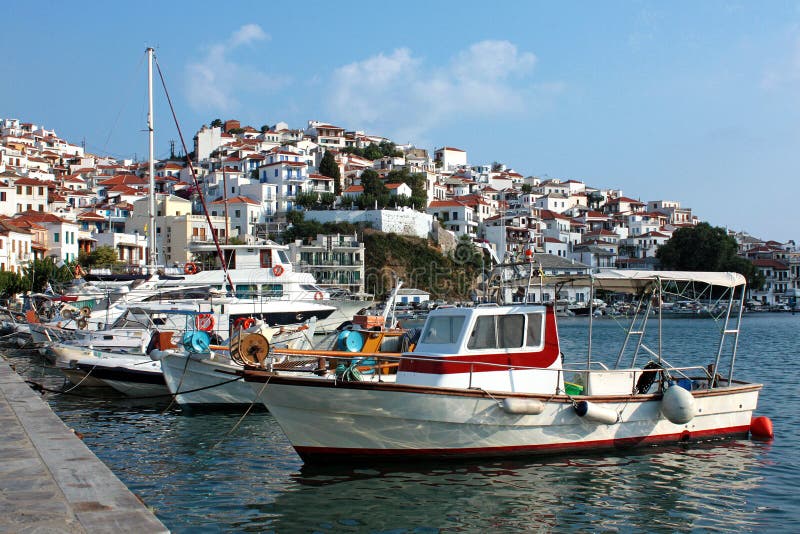 Boten in de haven van Skopelos een Grieks eiland stock fotografie Boten in de haven van Skopelos een Grieks eiland stock fotografie
