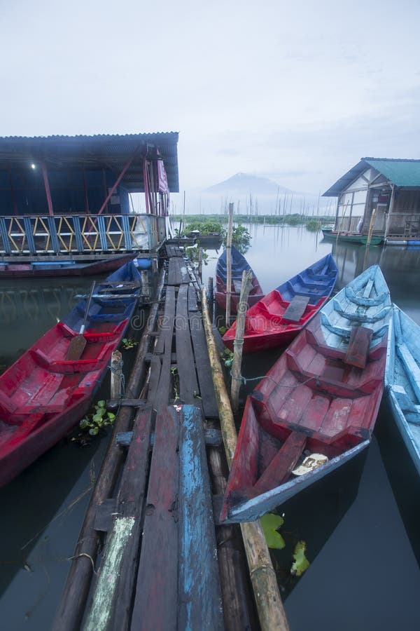 Boten die bij het Meer van Rawa Pening, Indonesië parkeren royalty-vrije stock foto Boten die bij het Meer van Rawa Pening, Indonesië parkeren royalty-vrije stock foto