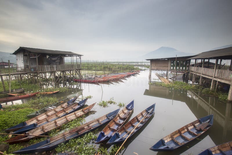 Boten die bij het Meer van Rawa Pening, Indonesië parkeren stock afbeelding Boten die bij het Meer van Rawa Pening, Indonesië parkeren stock afbeelding