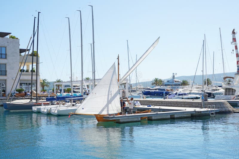 Boten en jachten in een baai van Adriatische overzees royalty-vrije stock fotografie Boten en jachten in een baai van Adriatische overzees royalty-vrije stock fotografie
