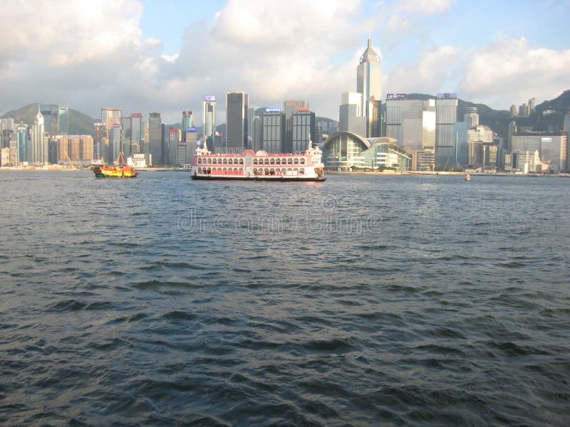 Boten in Hong Kong-haven die van Kowloon kijken stock fotografie Boten in Hong Kong-haven die van Kowloon kijken stock fotografie