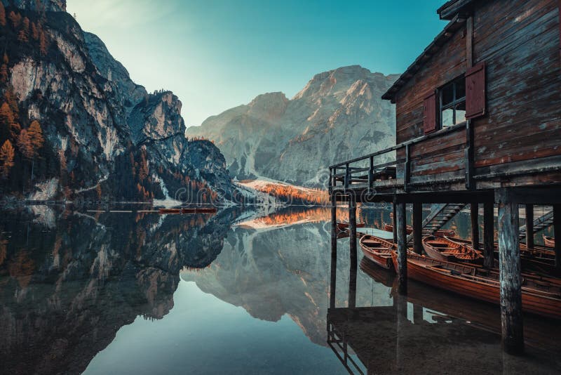 Boten op het Braies-Meer Pragser Wildsee in Dolomietmounta royalty-vrije stock foto's Boten op het Braies-Meer Pragser Wildsee in Dolomietmounta royalty-vrije stock foto's
