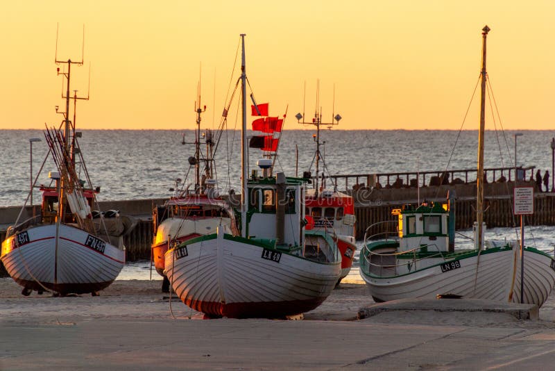 Boten op het strand in Løkken bij zonsondergang stock foto Boten op het strand in Løkken bij zonsondergang stock foto