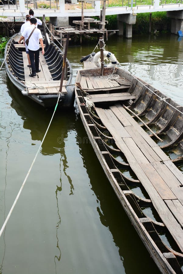 Boten op kanaal, het kruis van de mensengang op boten aan rivierbank royalty-vrije stock afbeeldingen Boten op kanaal, het kruis van de mensengang op boten aan rivierbank royalty-vrije stock afbeeldingen