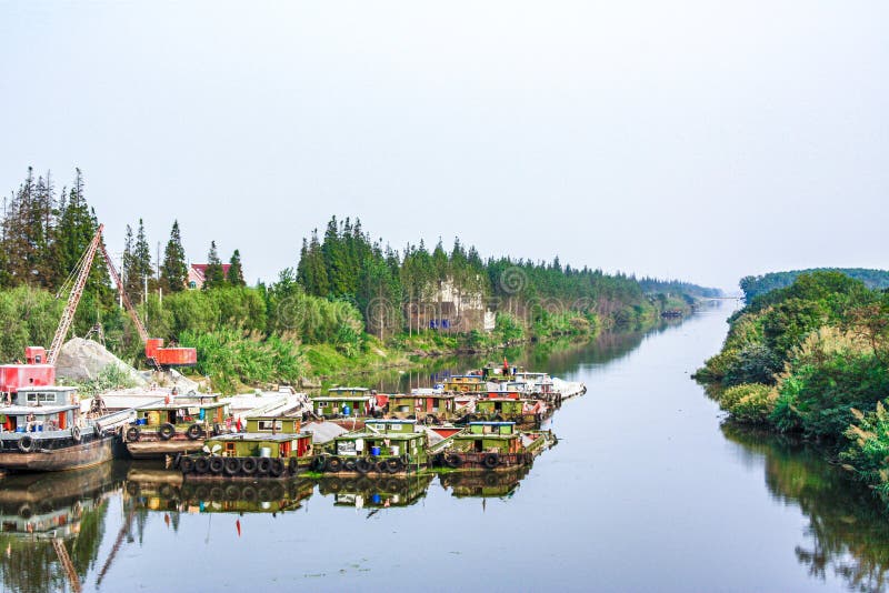 Boten van het meer op het platteland stock afbeeldingen