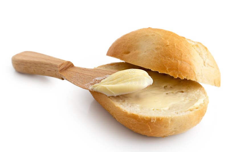 Boter op een besnoeiings knapperig broodje wordt uitgespreid met een houten mes ISO die