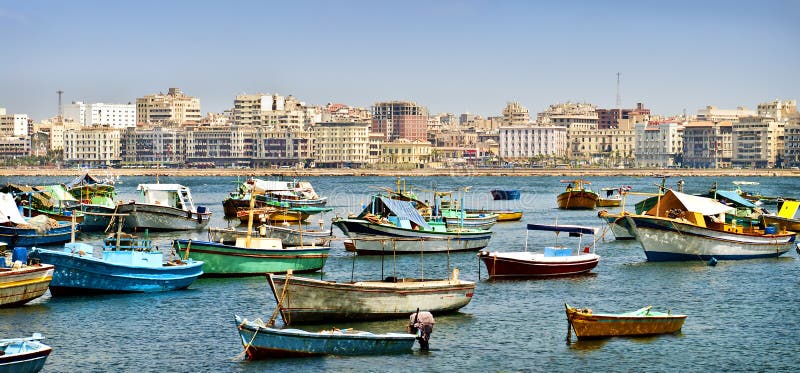 Botes pequeños asegurados en Alexandría, Egipto