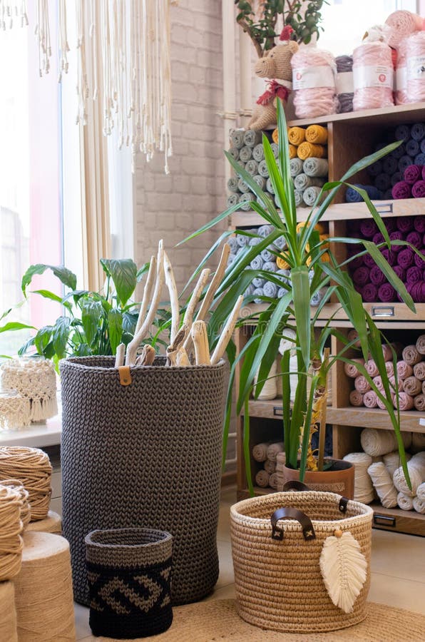 Bottaio con scaffali completi di polpette di cotone multicolore di filati e di corde con funzione di decor di rame immagine stock libera da diritti