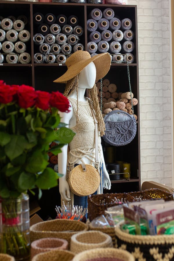 Bottaio di macroconati con bohemian lampshade boho cenci canne e palle di filati e rotoli fotografia stock libera da diritti